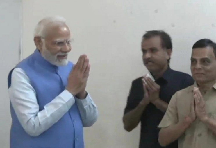 Gujarat Polls 2022 : वोट डालने के बाद पीएम मोदी ने चुनाव आयोग से इस बात के लिए कहा धन्यवाद - PM Modi thanked the Election Commission