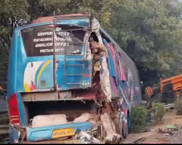 ग्रेटर नोएडा एक्सप्रेस-वे पर ओवरटेक करने के दौरान 2 बसों में टक्कर, 3 की मौत - bus accident on Greater noida express way, 3 dies