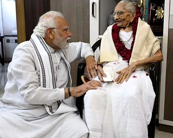 बीमार मां हीराबा से मिलने अहमदाबाद जाएंगे प्रधानमंत्री नरेन्द्र मोदी