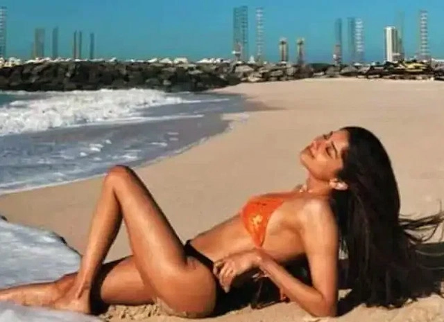 बेशरम रंग की आलोचना करने वाले विवेक अग्निहोत्री की बेटी के ऑरेंज बिकिनी वाले फोटो वायरल | Vivek Agnihotri daughter orange bikini photo viral after he criticised Besharam Rang