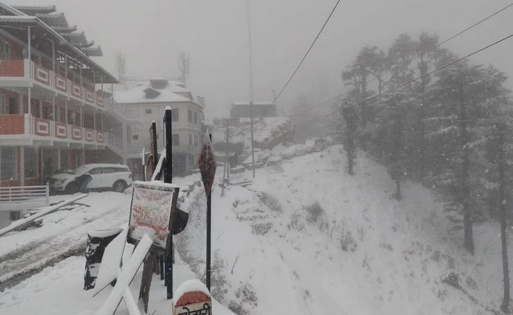 हिमाचल में फिर हुई बर्फबारी, 216 सड़कों पर यातायात हुआ बंद - Traffic closed on 216 roads due to snowfall in Himachal Pradesh