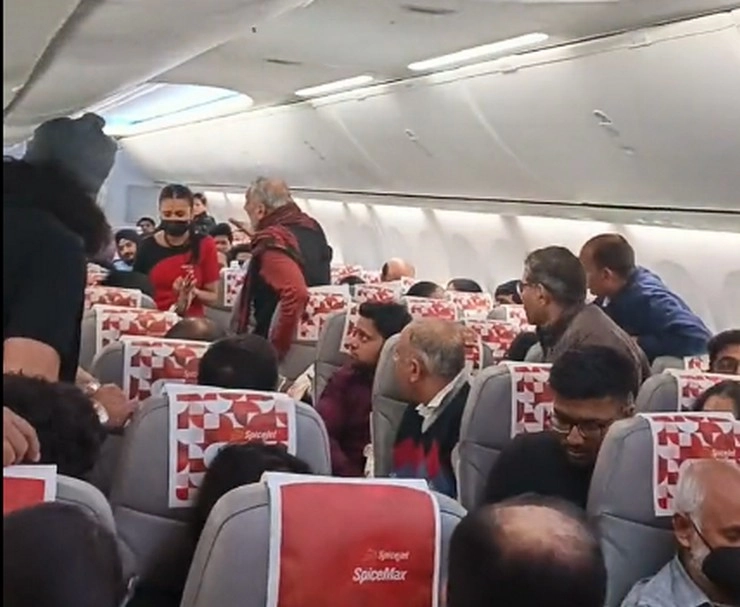 SpiceJet में एयर होस्टेस से बदसलूकी, यात्री को विमान से उतारा, देखें वीडियो - misbehavior with cabin crew of spicejet aircraft one accused was offloaded