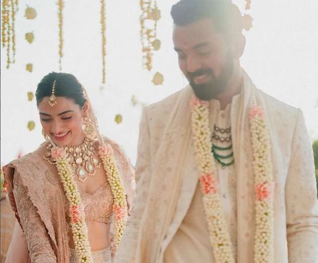 केएल राहुल संग शादी के बंधन में बंधीं अथिया शेट्टी, शेयर की खूबसूरत वेडिंग तस्वीरें