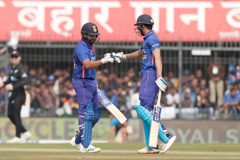 INDvsNZ होलकर में शुभमन और रोहित की हुंकार, भारत ने न्यूजीलैंड के खिलाफ बनाए 385 रन - Rohit Sharma and Shubhman Gill powers India to mammoth total against Kiwis