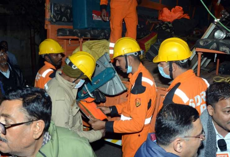 लखनऊ में ढही 4 मंजिला इमारत के मलबे में निकाले गए 12 लोग, DGP बोले- किसी की मौत नहीं हुई - Multi-storey residential building collapses in Lucknow