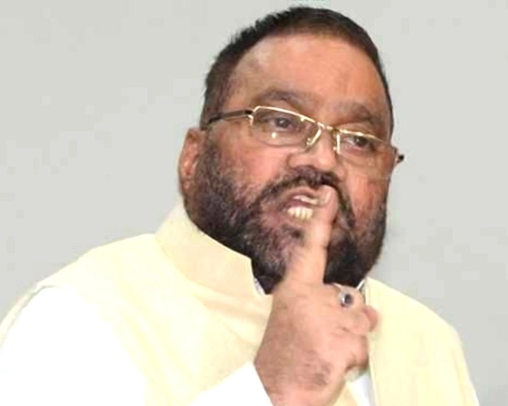 पूर्व मंत्री स्वामी प्रसाद मौर्य पर फेंका जूता, आरोपी गिरफ्तार