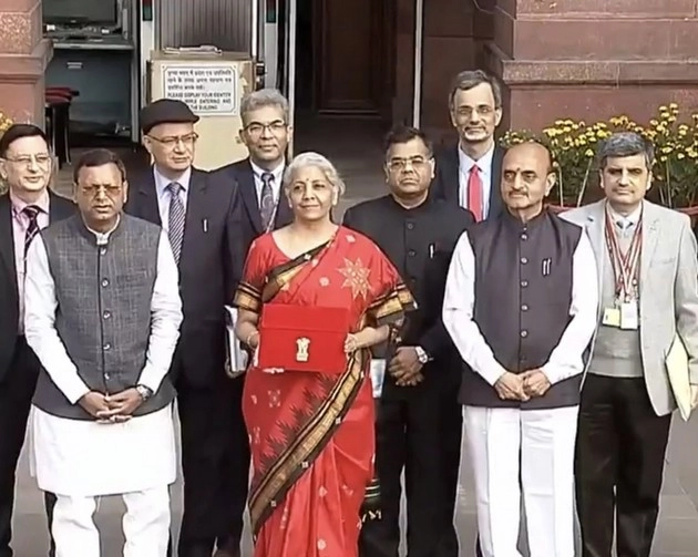 लाल रंग के बैग में टैबलेट लेकर संसद पहुंचीं निर्मला सीतारमण - nirmala sitharaman with budget copy in parliament