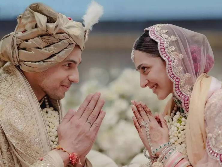 कियारा आडवाणी- सिद्धार्थ मल्‍होत्रा शादी के बंधन में बंधे, शेयर की शानदार तस्वीर - Sidharth Malhotra and Kiara Advani share first official wedding pics