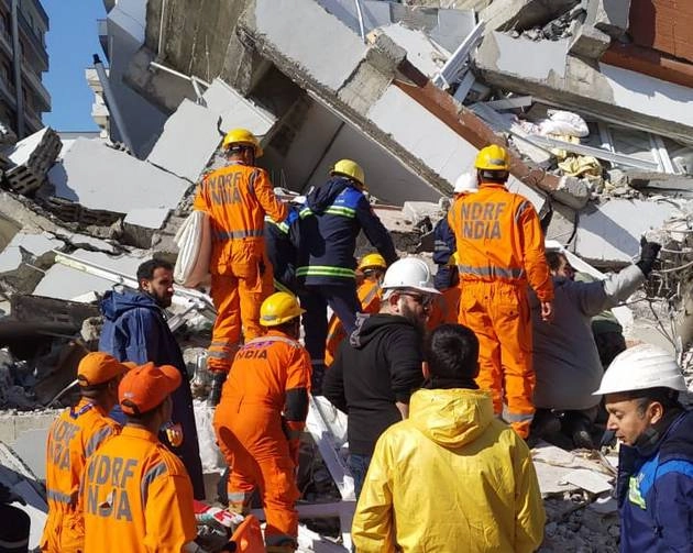 तुर्की आणि सीरियामध्ये भूकंपात 15,800 हून अधिक लोकांचा मृत्यू झाला