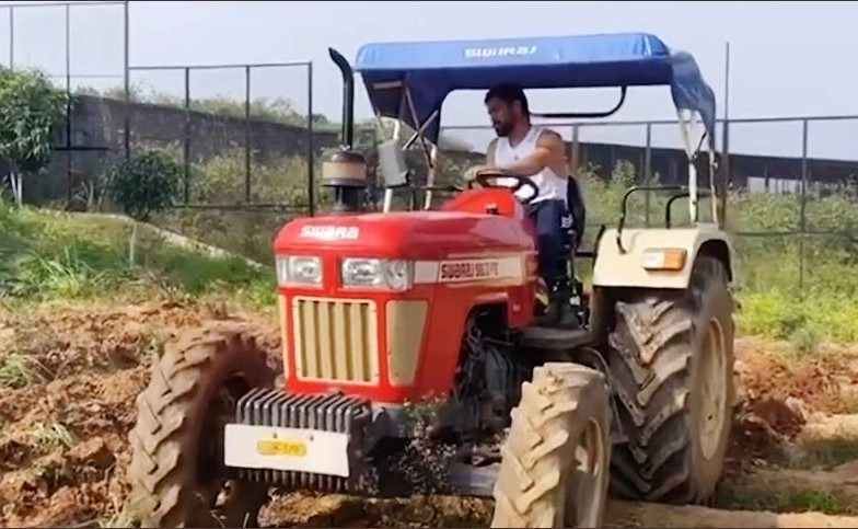 धोनी कर रहे खेती, ट्रैक्टर ड्राइव करने का वीडियो और फोटो हुआ वायरल