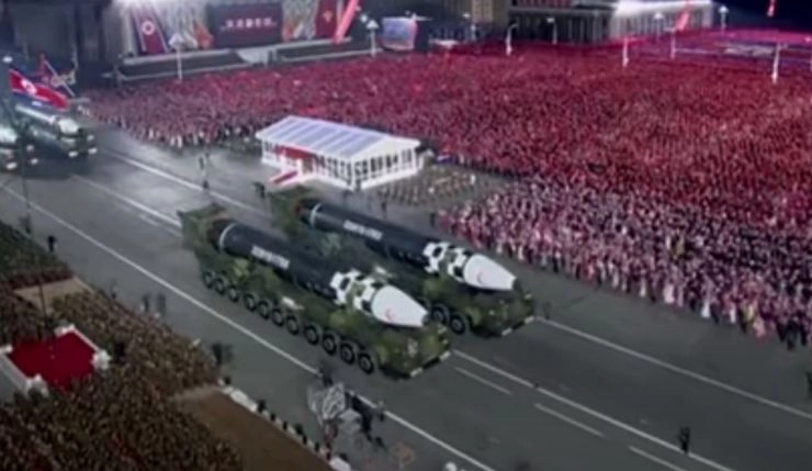 तानाशाह की सनक, उत्तर कोरिया में न्यूक्लियर मिसाइलों की परेड, बेटी के साथ नजर आया किम जॉन्ग - North Korea parades largest long-range missile array