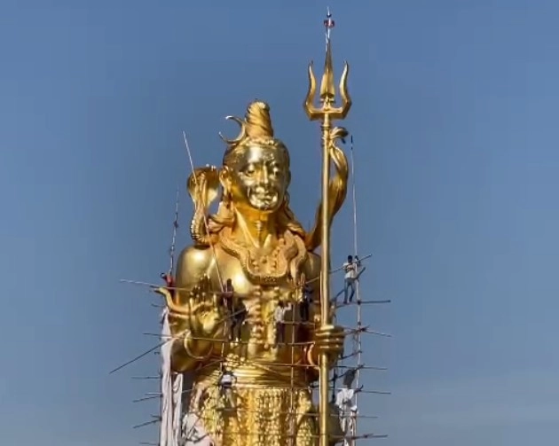 वडोदरा में भगवान शिव की 111 फुट ऊंची मूर्ति का किया अनावरण, 17.5 किलो सोने का हुआ इस्तेमाल