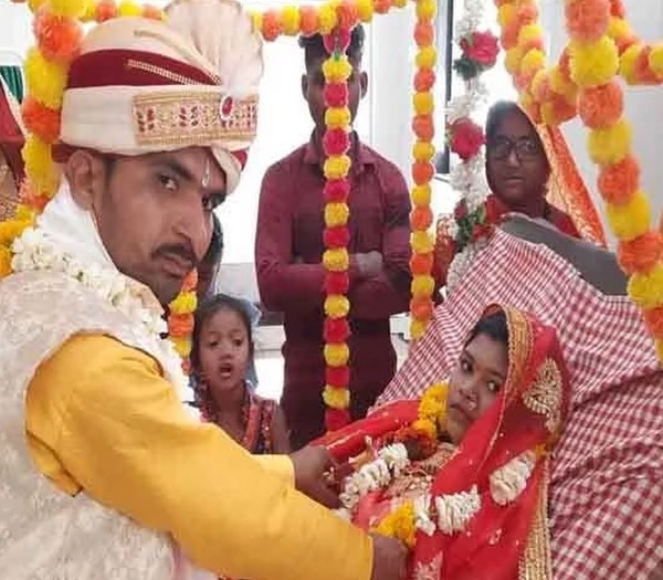 MP Unique Marriage : खंडवा में अनोखी शादी, अस्पताल के बेड को बनाया मंडप, घायल दुल्हन की मांग में सिंदूर भर रचाई अनूठी