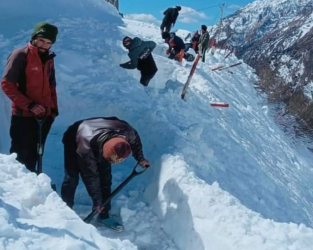 Kedarnath Yatra : केदारनाथ यात्रा को लेकर तैयारियां शुरू, पैदल मार्ग से बर्फ हटाने का काम जोरों पर