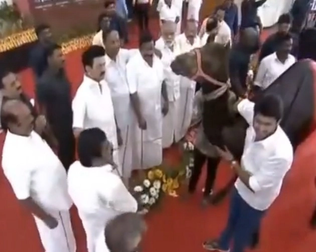 तमिलनाडु के सीएम स्टालिन को गिफ्ट में मिला ऊंट, सोशल मीडिया पर वीडियो वायरल - DMK party workers gifted camel to CM MK Stalin