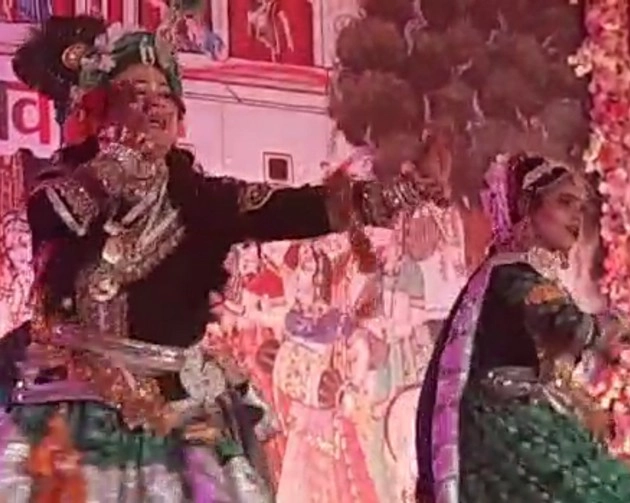 कृष्ण जन्मस्थली पर रंग-बिरंगी होली, श्रृद्धालुओं पर चढ़ा कृष्ण प्रेम का नशा - holi in mathura