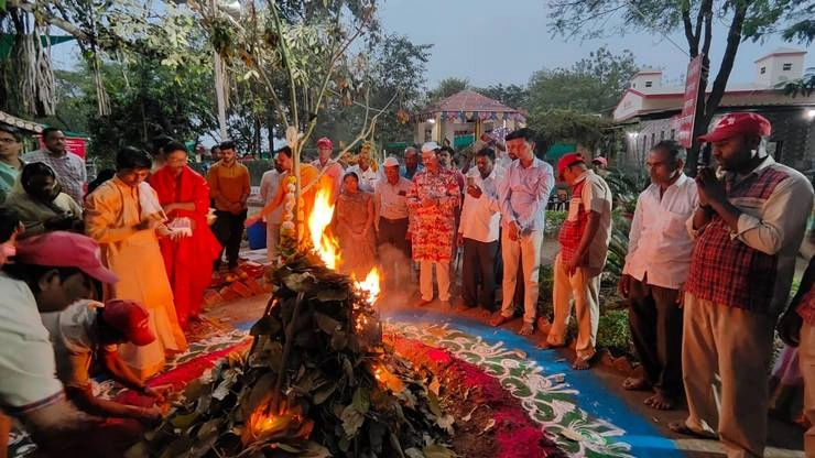 Amalner: श्री मंगल ग्रह मंदिर में पर्यावरण के अनुकूल होली पूजा - Amalner Mangal Grah Seva Sansthan Holi Celebrations