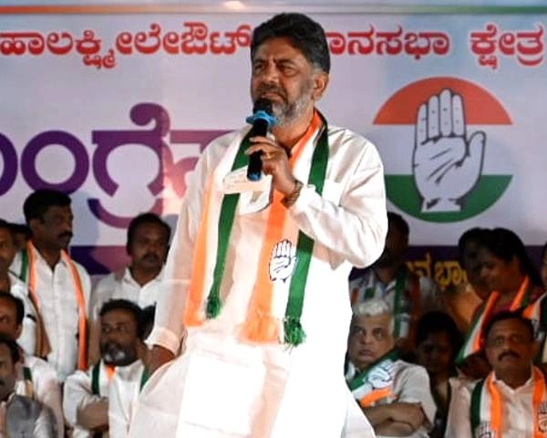 चुनाव से पहले मुश्किल में कांग्रेस नेता डीके शिवकुमार, मोदी की मंत्री ने दर्ज कराई शिकायत - Karnataka election : Modi minister kardlange files complient against DK Shivkumar
