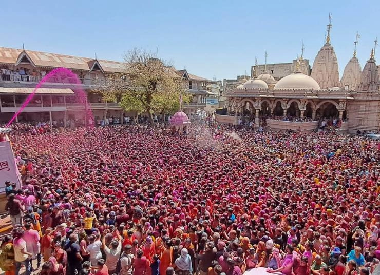 देशभर में चढ़ा होली का खुमार, कश्मीर से लेकर कन्याकुमारी तक उड़ा अबीर और गुलाल - Holi festival celebrations in India