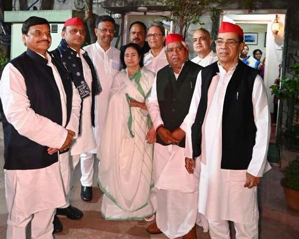 अखिलेश यादव का ममता की TMC से गठजोड़, कांग्रेस से बनाई दूरी - Akhilesh Yadav alliance with Mamta TMC, kept distance from Congress