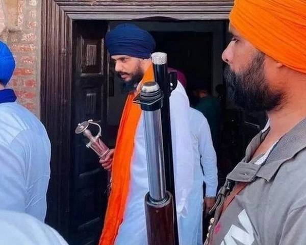 अमृतपाल सिंह हिरासत में, पंजाब में इंटरनेट सेवा बंद, अर्धसैनिक बल अलर्ट पर - Amritpal Singh in custody, Internet service suspended in Punjab, paramilitary forces on alert