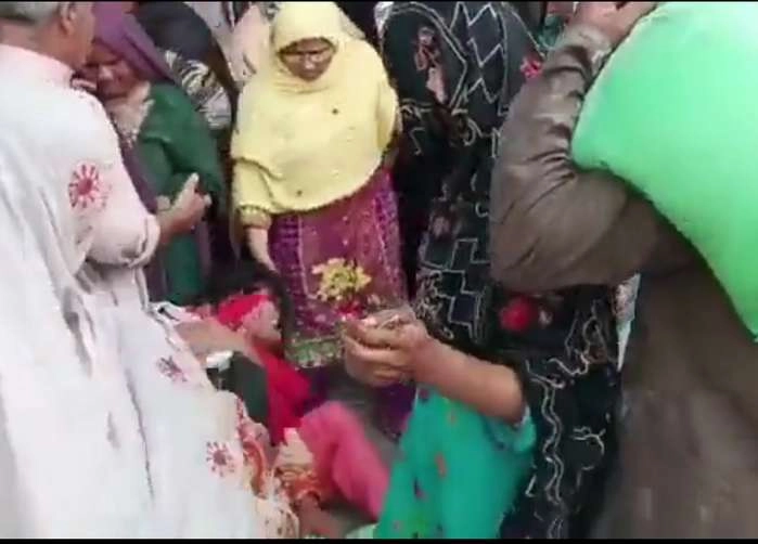 पाकिस्तान में महंगाई की मार, आटे के लिए घमासान, सोशल मीडिया पर वीडियो वायरल - people looting wheat flour in pakistan, video viral