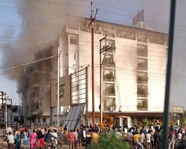 इंदौर के होटल में भीषण आग, फायर ब्रिगेड ने बचाई 42 लोगों की जान - fire in indore hotel, 8 dies