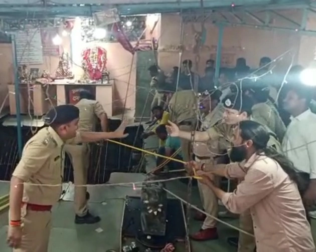 इंदौर में राम नवमी पर बड़ा हादसा, मंदिर में बनी बावड़ी में गिरे 25 लोग, 3 लोगों की मौत