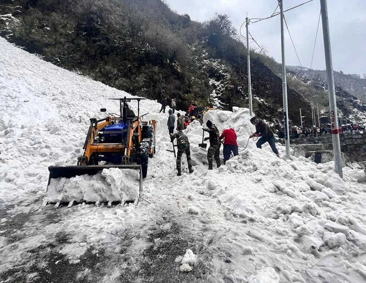 सिक्किम में हिमस्खलन, फंसे हुए पर्यटकों की तलाश जारी - sikkim avalanche : rescue operation