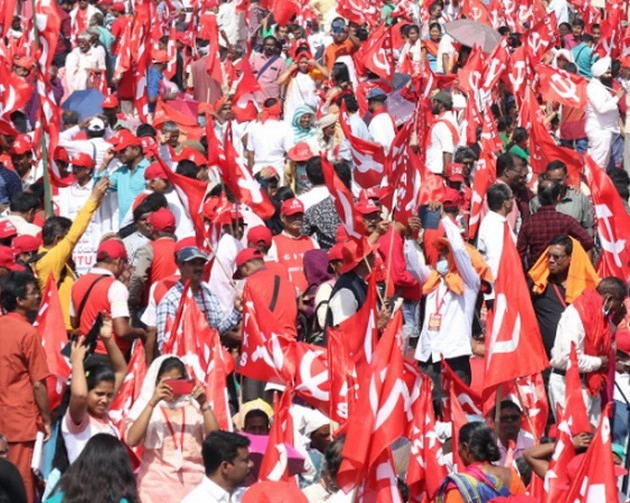 रामलीला मैदान पहुंचे सैकड़ों श्रमिक और किसान, केंद्र की नीतियों के खिलाफ भरी हुंकार - Hundreds of workers and farmers protested against the policies of the central government