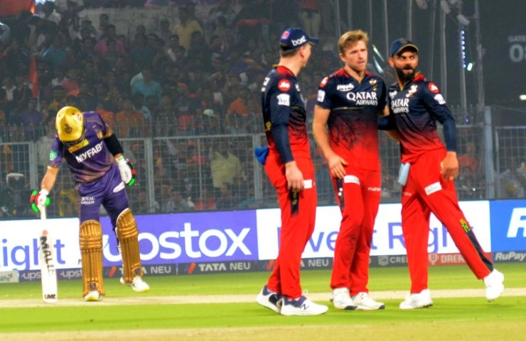 89 पर 5 विकेट खो चुकी कोलकाता को Lord Shardul ने पहुंचाया 200 पार, 29 गेंदो में जड़े 68 रन - Lord Shardul rescues Kolkata Knight Riders at eden garden against Royal Challengers Bangalore