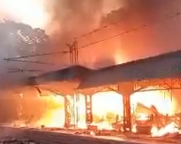 रेलवे स्टेशन पर भयावह आग, प्लेटफॉर्म पर 20 दुकानें जलकर खाक