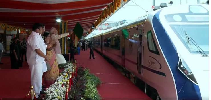 पीएम मोदी ने सिकंदराबाद-तिरुपति वंदे भारत एक्सप्रेस को दिखाई हरी झंडी - Narendra Modi flags off Secunderabad-Tirupati Vande Bharat Express