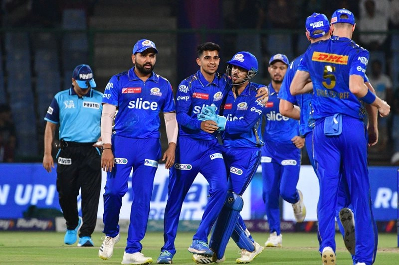 गुजरात ने बैंगलोर को 6 विकेटों से हराया तो मुंबई इंडियन्स को मिला प्लेऑफ का टिकट