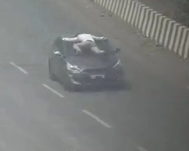 कार की बोनट पर फंसे पुलिस कर्मी को 20 किलोमीटर तक घसीटा - traffic constable dragged on top of a car bonnet for 20 km