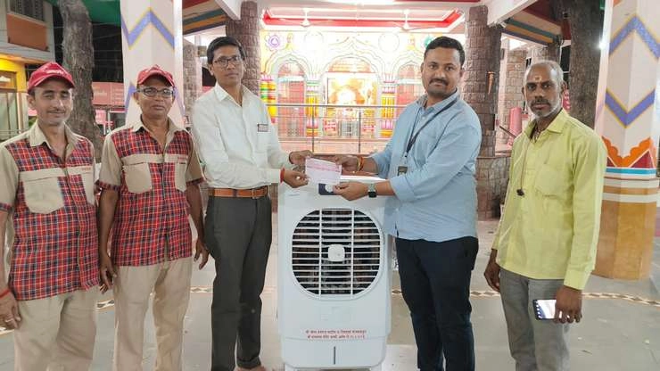 भक्त की ओर से श्री मंगलग्रह मंदिर को कूलर उपहार - Mangal Dev Temple Amalner get donation of cooler