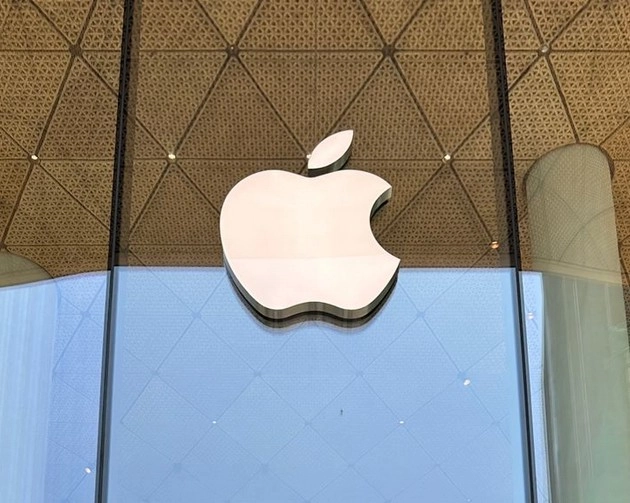 दिल्ली में एप्पल का पहला स्टोर खुला, सीईओ कुक ने किया ग्राहकों का स्वागत