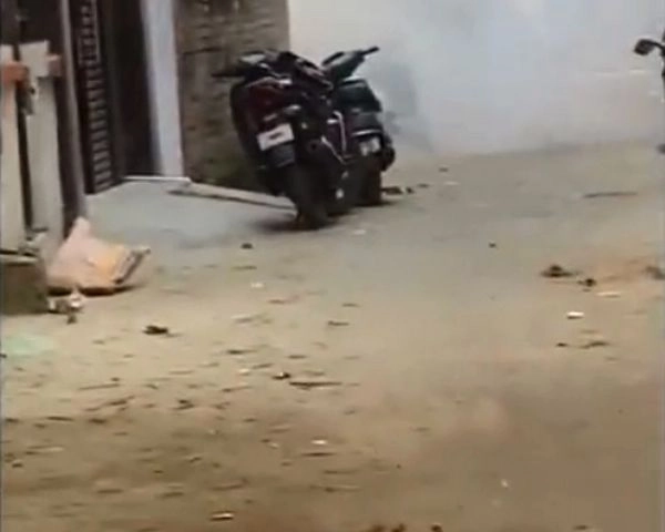 अतीक के वकील दयाशंकर मिश्र के घर के पास बम ब्लास्ट - Bomb blast near Atique lawyer Dayashankar Mishra house in Prayagraj