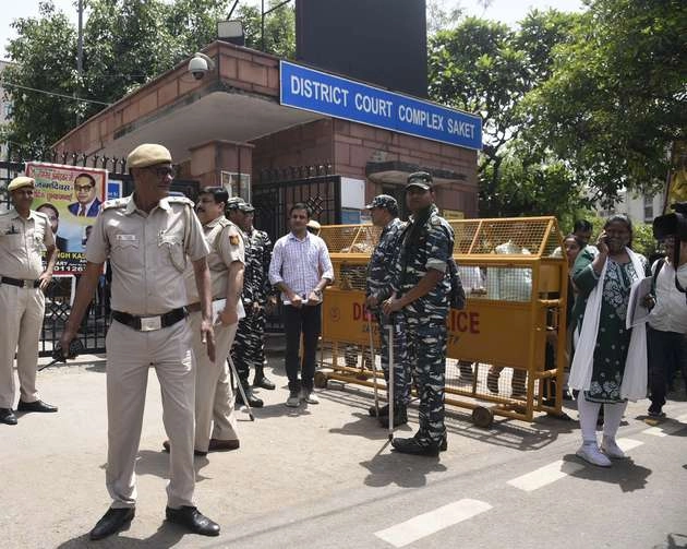 दिल्ली की साकेत कोर्ट में वकील ने महिला को क्यों मारी गोली? - firing in delhi saket court