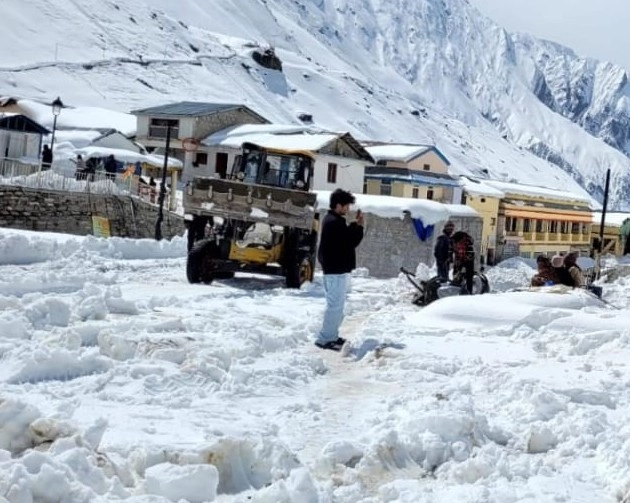Chardham Yatra : केदारनाथ में भारी बर्फबारी, श्रद्धालुओं का रोका पंजीकरण - Heavy snowfall in Kedarnath Dham, registration of devotees stopped
