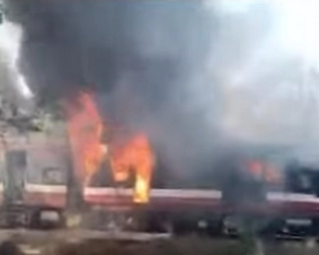 रतलाम-इंदौर डेमू ट्रेन में लगी आग, बड़ा हादसा टला - Ratlam-Indore DEMU train caught fire, major accident averted