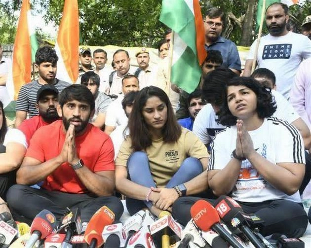 साक्षी मलिक और बजरंग पुनिया ने आंदोलन छोड़ने की खबर को बताया गलत, कहा- जारी रहेगा सत्याग्रह - Sakshi malik and bajrang punia on wrestlers protest