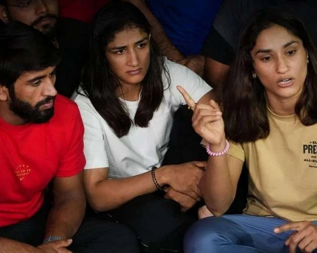 Wrestlers Protest : बृजभूषण सिंह ने लगाया राजनीति का आरोप, प्रदर्शनकारी पहलवान बोले- रावण से भी बड़ा अहंकार