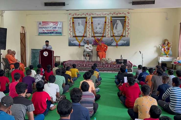 इंदौर के रामकृष्ण मठ एवं मिशन में हुआ 3 दिवसीय बाल संस्कार शिविर का आयोजन - Organization of 3-day Bal Sanskar Camp at Ramakrishna Math and Mission