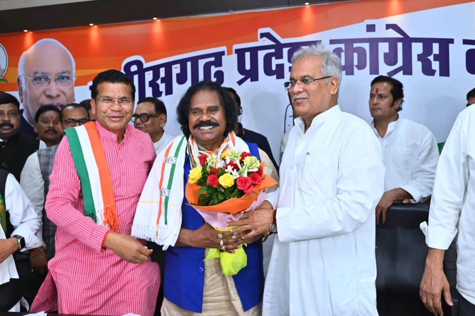 छत्तीसगढ़ में भाजपा को बड़ा झटका, दिग्गज आदिवासी नेता नंदकुमार साय कांग्रेस में शामिल - Senior BJP leader Nandkumar Sai joins Congress in Chhattisgarh