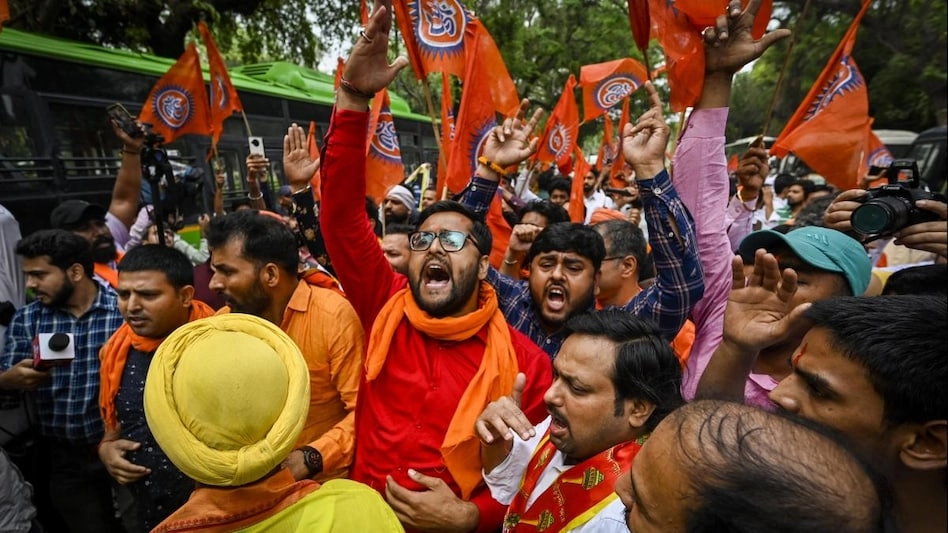 कर्नाटक में बजरंग दल पर बैन लगाने की कांग्रेस की घोषणा पर आमने-सामने नरोत्तम मिश्रा और दिग्विजय सिंह