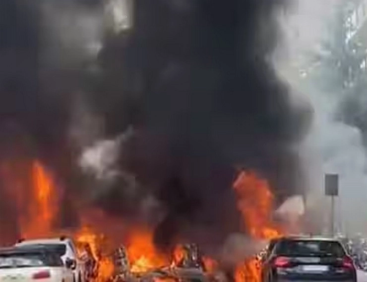 इटली के मिलान में धमाका, पार्किंग में खड़ी कई गाड़ियों में लगी आग