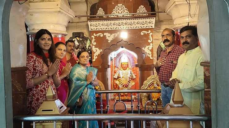 ननिहाल में मंगल ग्रह मंदिर होने पर गर्व है- फिल्म अभिनेत्री सायली पाटील - Film actress Sayali Patil visited Mangal Graha Mandir Amalner