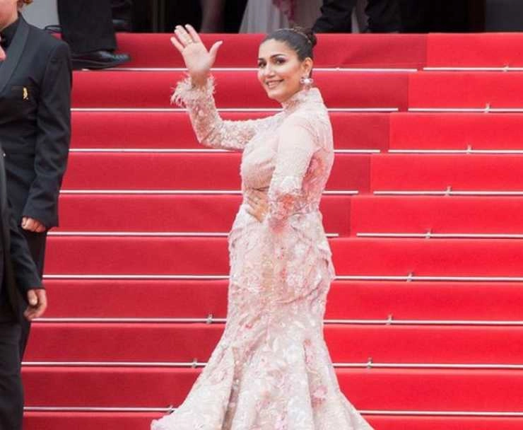 Cannes Film Festival : 30 किलो का गाउन पहनकर सपना चौधरी ने रेड कार्पेट पर मारी एंट्री