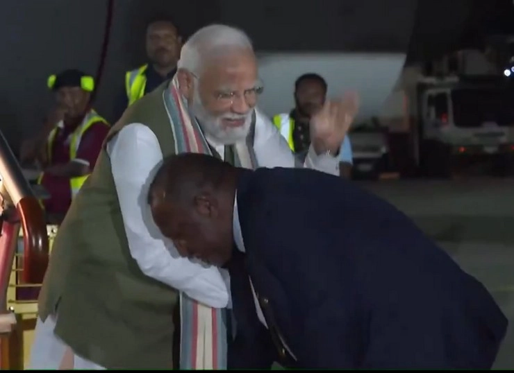 पापुआ न्यू गिनी के प्रधानमंत्री मारापे ने छुए PM मोदी के पैर, अभिवादन का तरीका देख गले से लगाया; देखें वीडियो - pm modi reached papua new guinea from japan a person bowed down and touched modis feet
